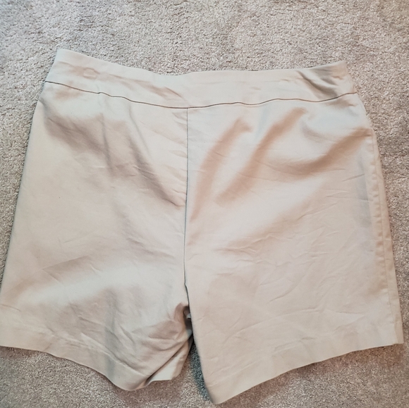 Women's Croft & Barrow 20W Khaki Shorts - Picture 3 of 6